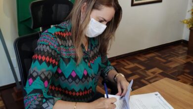 Photo of Conquista: Prefeita em exercício sanciona lei que permite compra de vacinas contra Covid-19