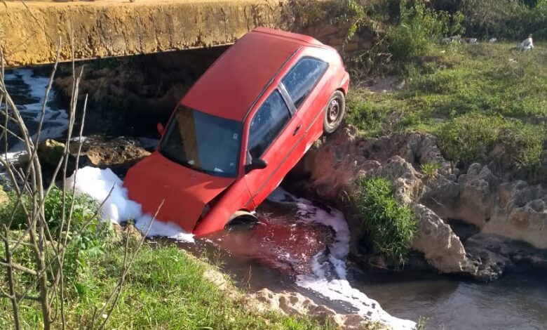 Photo of Carro cai de ponte no assentamento Santa Marta em Conquista; confira o vídeo