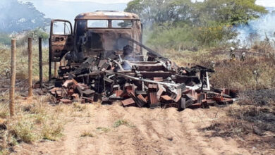 Photo of Região: Caminhão pega fogo e fica destruído após bater em poste; duas pessoas foram socorridas para o hospital