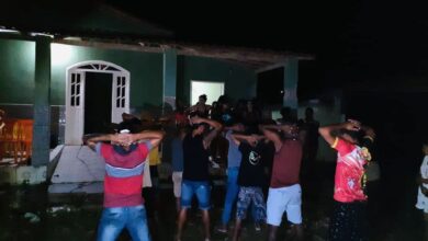 Photo of Polícia acaba com festa “paredão” regada a bebida alcoólica próximo a Conquista