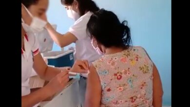Photo of Região: Funcionária da Saúde é flagrada injetando agulha sem aplicar vacina em idosa; servidora foi afastada