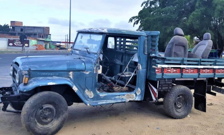 Photo of Bahia: Motorista é flagrado dirigindo caminhonete sem portas e sentado em cadeira de bar