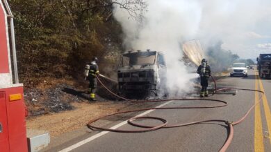 Photo of Caminhão-baú fica destruído após pegar fogo em rodovia da região
