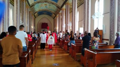Photo of Conquista: Respeitando distanciamento, fiéis acompanham celebração da Sexta-feira da Paixão na Catedral