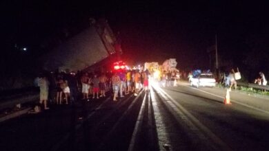 Photo of Próximo a Conquista: Caminhão-baú se envolve em grave acidente na BR-116; carga de fogão e geladeira é saqueada