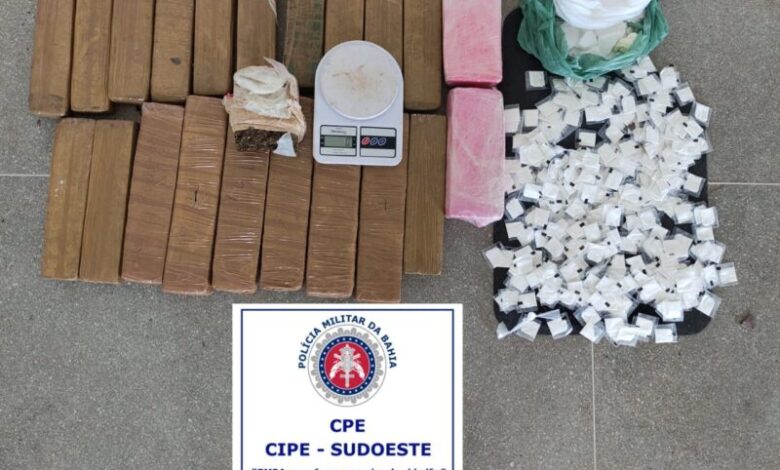 Photo of Região: Polícia localiza esconderijo cheio de drogas em casa de traficante