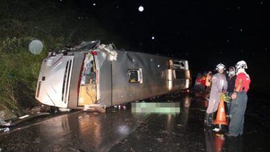 Photo of Uma pessoa morre e mais de 20 ficam feridas após ônibus capotar em rodovia da Bahia