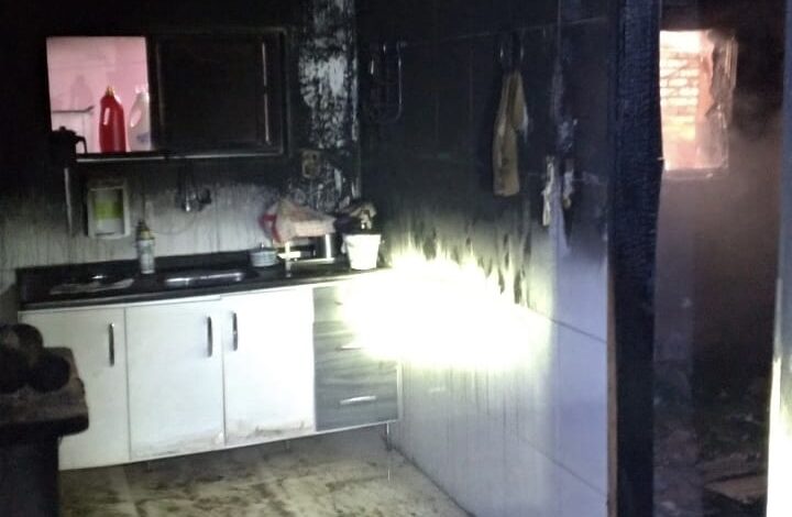 Photo of Conquista: Casa pega fogo no bairro Ibirapuera e bombeiros impedem que incêndio se espalhe para outras casas