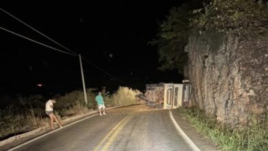 Photo of Vídeo: Caminhão tomba e rodovia fica interditada na região; assista
