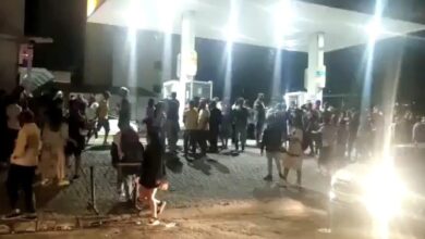 Photo of Conquista: Polícia e fiscais da prefeitura encerram aglomeração em posto de combustível na avenida Olívia Flores