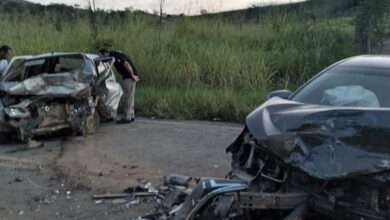 Photo of Região: Uma pessoa morre e outra fica ferida após dois carros baterem de frente