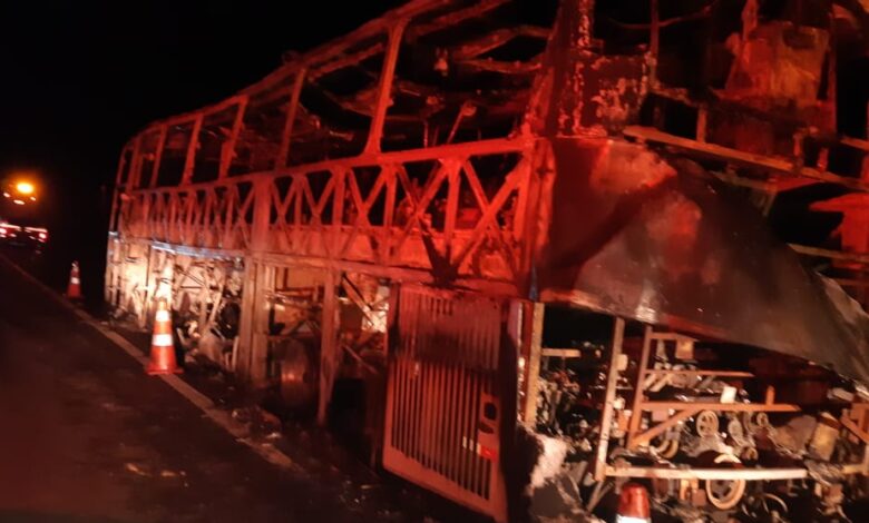 Photo of Conquista: Ônibus interestadual pega fogo na BR-116 e fica destruído