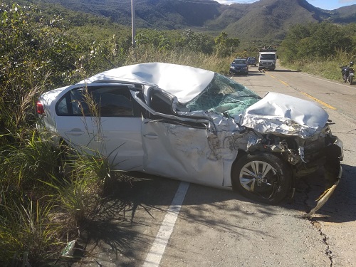 Photo of Vídeo: Carro e caminhonete se envolvem em grave acidente na região; assista