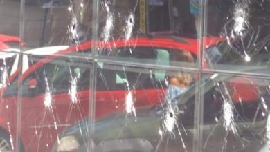 Photo of Vídeo: Durante crise de ciúmes, homem quebra vidro de Câmara de Vereadores no sul da Bahia; assista