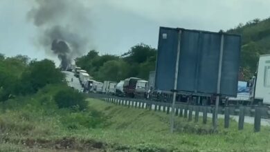 Photo of Vídeo: Grave acidente entre duas carretas provoca incêndio e trava BR-116 em Jequié; assista