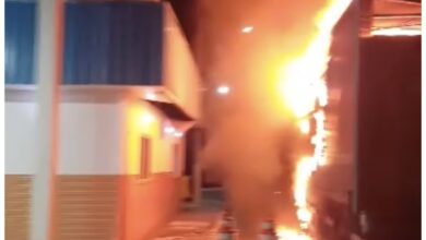 Photo of Região: Caminhão pega fogo e parte da base da Via Bahia na BR-116 fica destruída; veja o vídeo