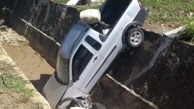 Photo of Vídeo mostra carro caído em valeta próximo ao Lomantão em Conquista; assista