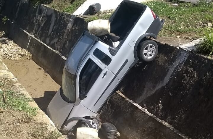 Photo of Vídeo mostra carro caído em valeta próximo ao Lomantão em Conquista; assista