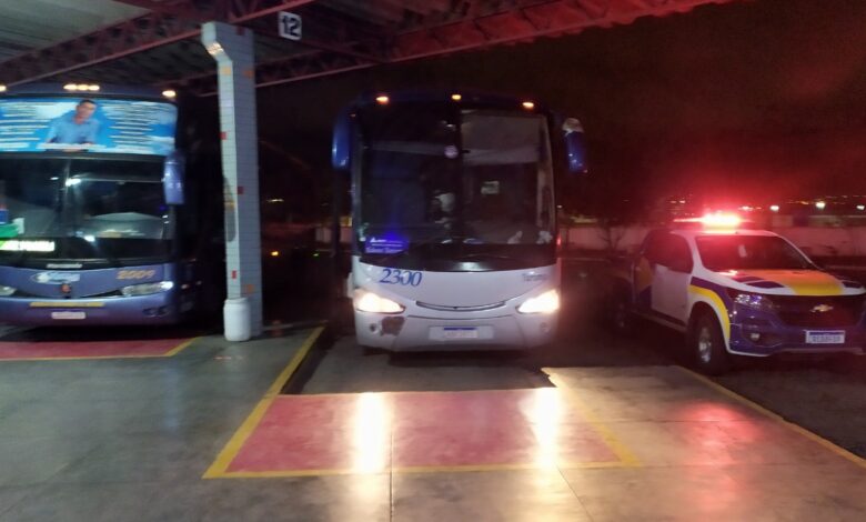 Photo of Seis ônibus são apreendidos e guichê de rodoviária é interditado durante fiscalização em Conquista e outras cidades