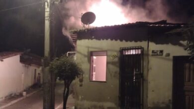 Photo of Homem coloca fogo na casa após flagrar esposa com amante em Brumado