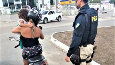 Photo of Bahia: Avó, sem CNH, é flagrada transportando neta de 2 anos em moto amarrada com uma blusa