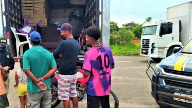 Photo of Bahia: Motorista é flagrado transportando quatro pessoas, cachorros, galinhas e uma mudança dentro de baú de caminhão