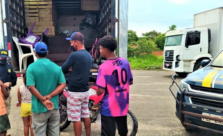 Photo of Bahia: Motorista é flagrado transportando quatro pessoas, cachorros, galinhas e uma mudança dentro de baú de caminhão