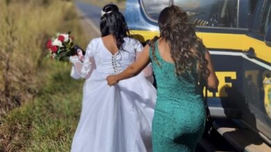 Photo of Brasil: Carro quebra a caminho de casamento e noiva pega ‘carona’ em viatura da Polícia Rodoviária Federal; assista
