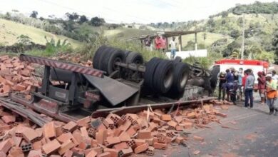 Photo of Homem morre após caminhão carregado com blocos capotar na Bahia