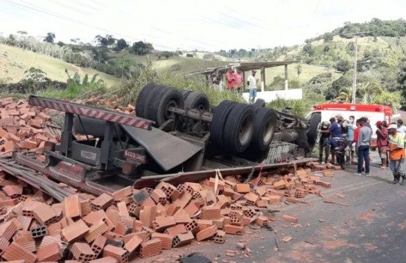 Photo of Homem morre após caminhão carregado com blocos capotar na Bahia