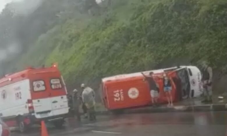 Photo of Cinco pessoas ficam feridas em acidente com ambulância do Samu na Bahia