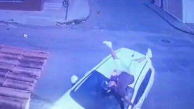 Photo of Conquista: Vídeo mostra exato momento que carro invade casa após batida; motociclista foi arremessado