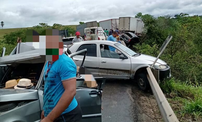 Photo of Vídeo mostra grave acidente envolvendo mais de 10 veículos na BR-101 na Bahia; uma pessoa morreu