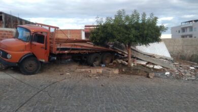 Photo of Região: Caminhão desgovernado desce ladeira e destrói parte de casa