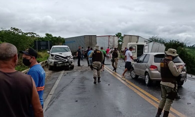 Photo of Bahia: Acidente com mais de 10 veículos deixa uma pessoa morta na BR-101