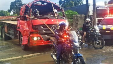 Photo of Bahia: Motorista é flagrado usando capacete e dirigindo caminhão com cabine destruída