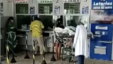 Photo of Região: Idosa é levada para lotérica em maca hospitalar para sacar aposentadoria
