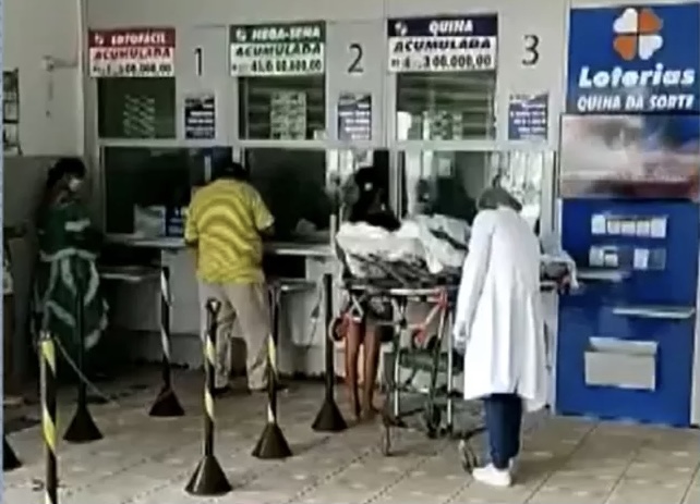 Photo of Região: Idosa é levada para lotérica em maca hospitalar para sacar aposentadoria