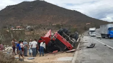 Photo of Região: Caminhão que tombou na BR-116 teve carga de frango saqueada