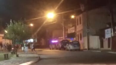 Photo of Vídeo: Casal embriagado vai parar no Disep após confusão em farmácia; mulher disse que marido tentou matá-la