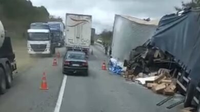 Photo of Vídeo: Caminhoneiro morre após acidente entre duas carretas na BR-116 em Conquista; um dos veículos teve a carga saqueada