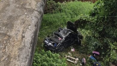 Photo of Motorista fica preso às ferragens após carro capotar e cair debaixo de ponte na Bahia