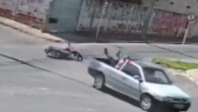 Photo of Inusitado: Motociclista vai parar dentro da carroceria de pick-up em acidente na região; assista