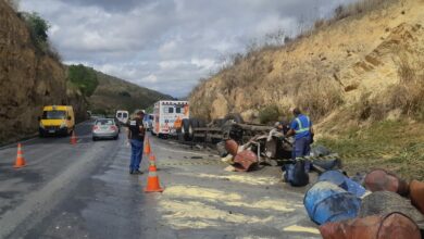 Photo of Região: Caminhoneiro morre preso às ferragens após grave acidente na BR-116, na Serra do Mutum; vítima foi identificada