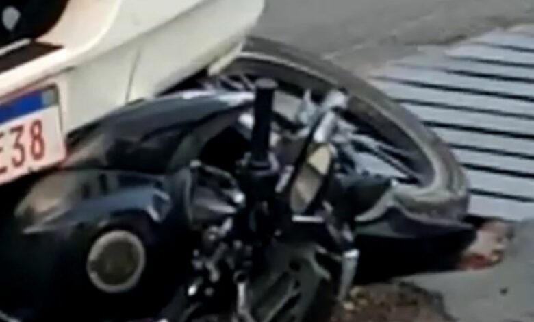 Photo of Vídeo: Motociclista e carona pulam de moto pouco antes de carreta passar por cima do veículo no sul da Bahia