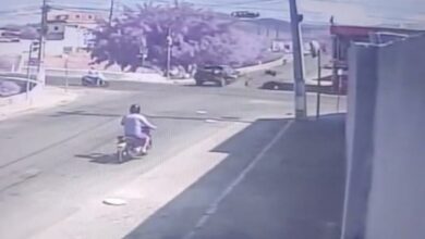 Photo of Vídeo mostra momento exato de grave acidente em Jequié; motociclista foi socorrido para o hospital