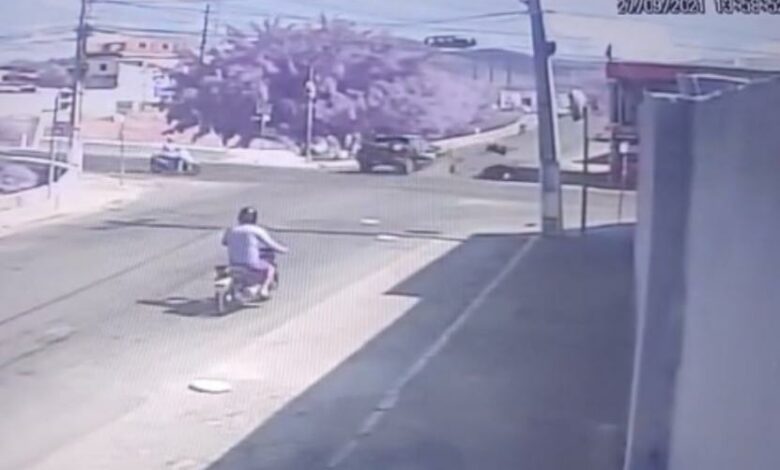 Photo of Vídeo mostra momento exato de grave acidente em Jequié; motociclista foi socorrido para o hospital