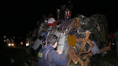 Photo of Acidente entre caminhão, ônibus e van deixa ao menos oito mortos no sul da Bahia