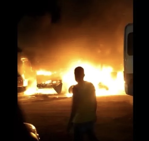 Photo of Região: Incêndio atinge garagem de prefeitura e secretaria e deixa vários veículos queimados