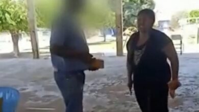 Photo of Brasil: Mulher ameaça profissionais de saúde com faca e derruba caixa com vacinas após pai não se vacinar contra Covid; assista